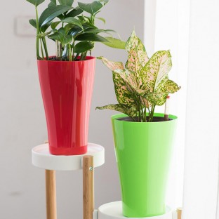 Garden-style self-watering plant pot with water reservoir