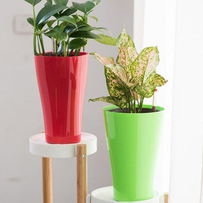 Garden-style self-watering plant pot with water reservoir