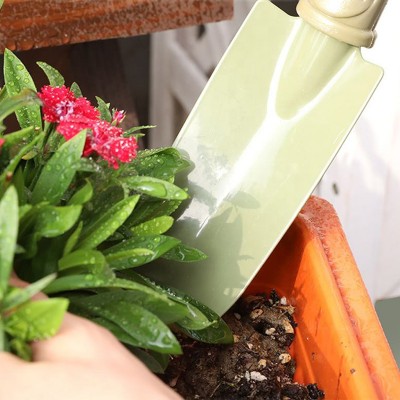 Ergonomic aluminum gardening trowel