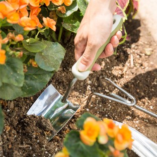Gardening and transplanting hand tool trowel