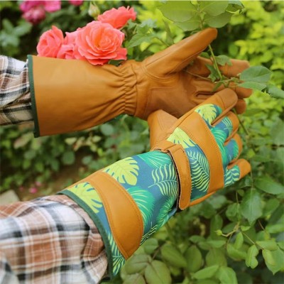 High-quality textured sheepskin gardening gloves
