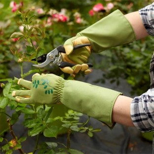 Green breathable gardening gloves